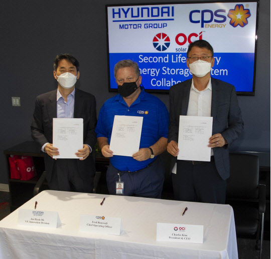 오재혁(왼쪽부터) 현대차 에너지신사업추진실 상무, 프레드 본웰 CPS 에너지 최고운영책임자(COO), 김청호 OCI 솔라파워 사장이 14일(현지시간) 미국 텍사스 주 샌안토니오 시에 위치한 OCI솔라파워 본사에서 '전기차 배터리 재사용 ESS 구축 및 전력 시스템 연계 실증사업 업무협약(MOU)' 체결 후 기념사진을 찍고 있다. 현대차 제공